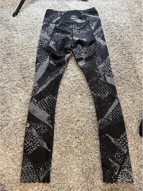 Lululemon Black and Gray Patterned Athletic Leggings Size 2